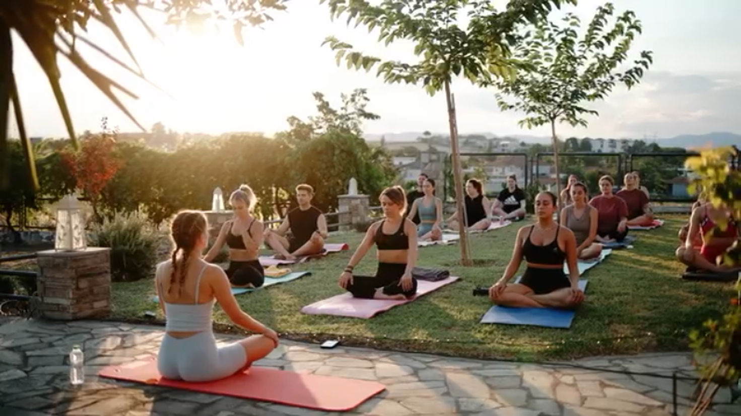 Ομαδικό μάθημα yoga στο Olympus Lodge